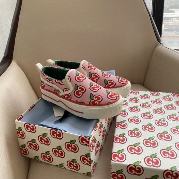Women's Gucci Tennis 1977 Red Apple Motif GG Printing White Slip-on Pink Canvas Loafers For Sale 
