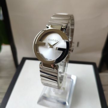 Replica Gucci Interlocking G Single Logo Index White Dial Buckle Closure Bracelet Women's 29MM 316 Steel Quartz Watch