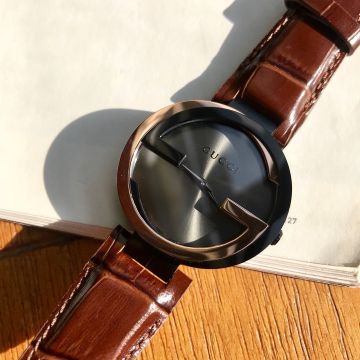 Replica Gucci Interlocking G Two-tone G Shaped Bezel Black Dial Brown Crocodile Leather Strap Unisex 37MM Quartz Watch 